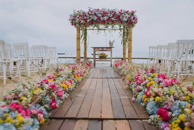 Casamento com flores na praia