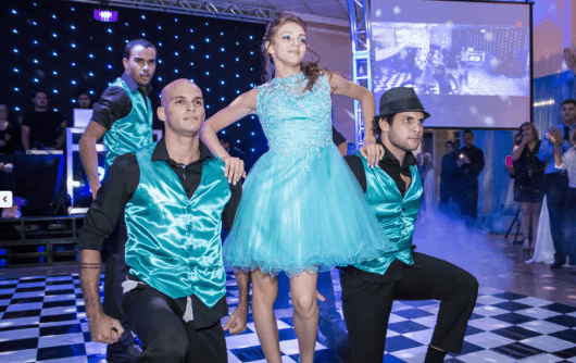 Dançarinos em valsa maluca