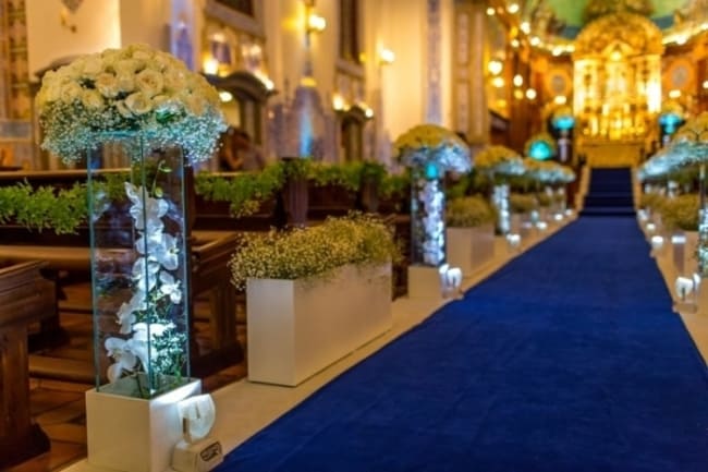 Flores com luzes em igreja
