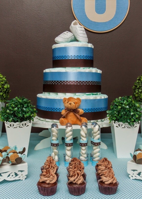 bolo de fralda chá de bebê azul e marrom