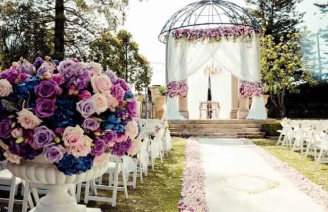 casamento ao ar livre de dia com flores