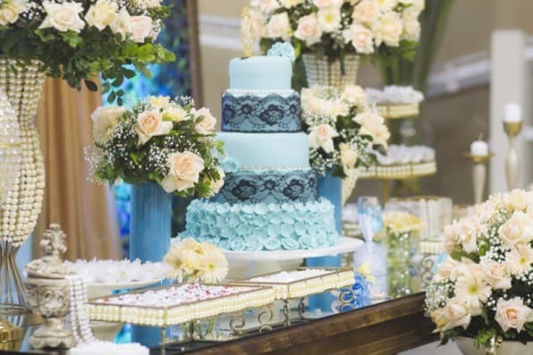 cores festa 15 anos azul com rosas brancas