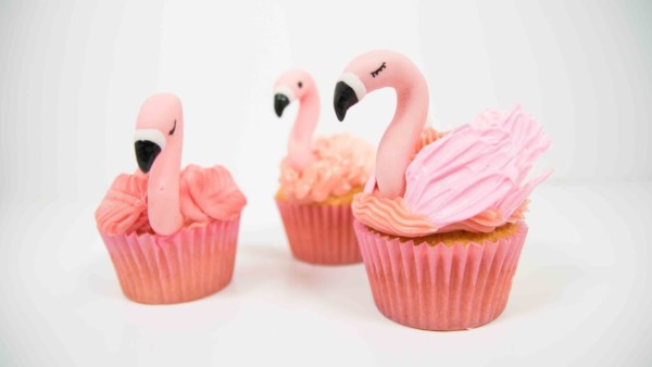 cupcake com flamingo em pé