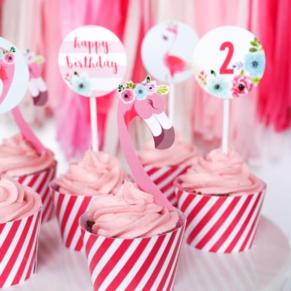 cupcake com plaquinhas de flamingo