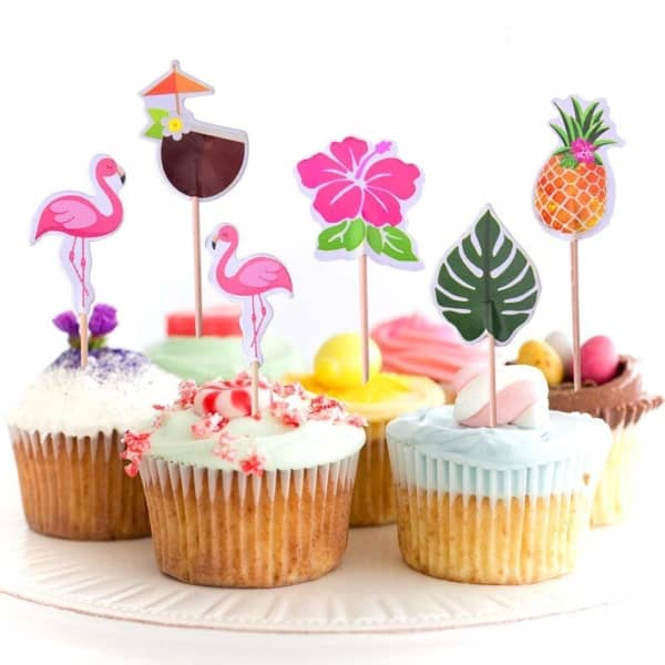 cupcake de flamingo com enfeite de papel