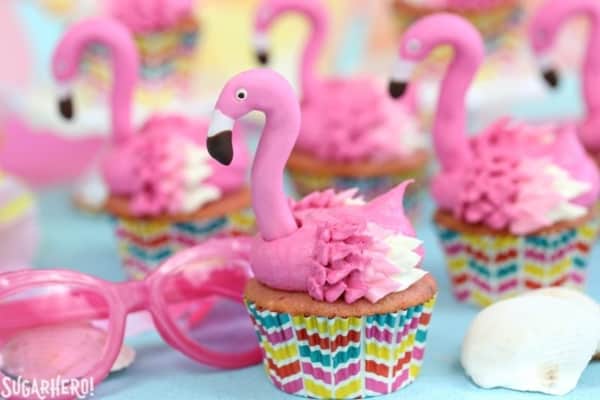 cupcake de flamingo com forminha decorada 2