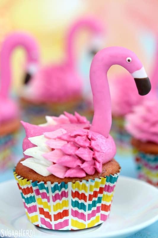 cupcake de flamingo com forminha decorada