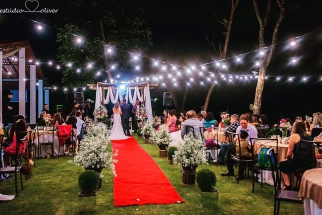 festa de casamento no campo a noite