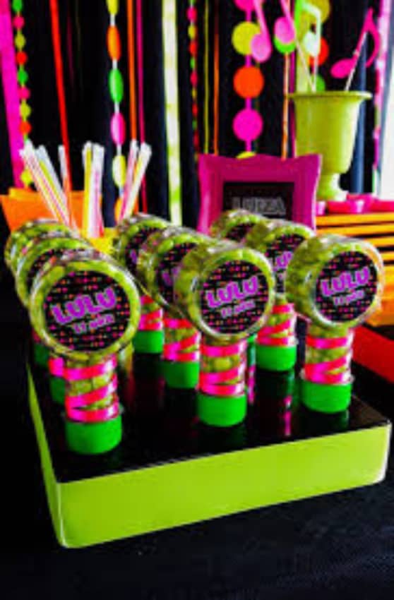 lembrancinha doces neon