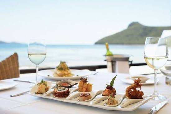 mesa de buffet de casamento na praia