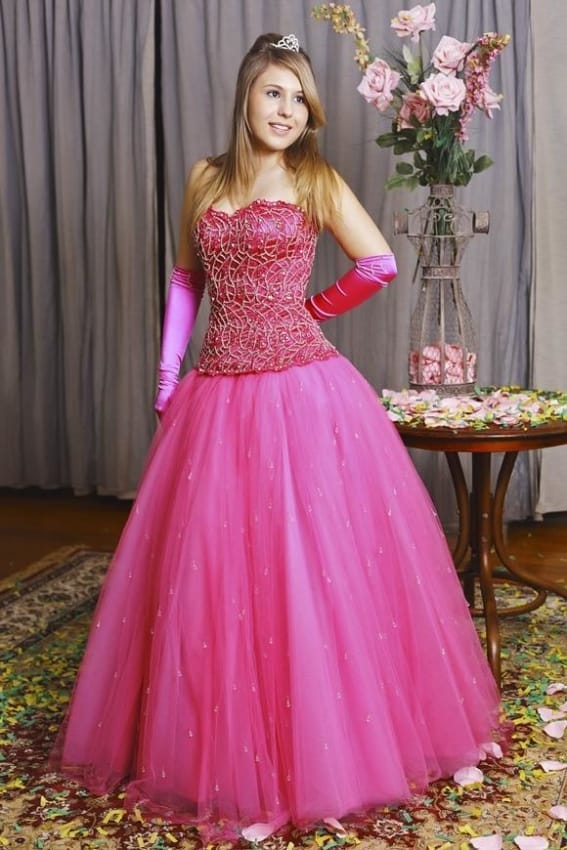 vestido de debutante rosa com luvas