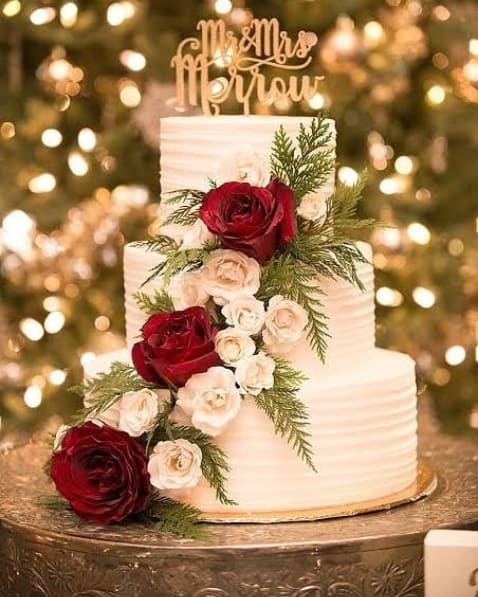 bolo de 3 andares decorado com flores vermelhas