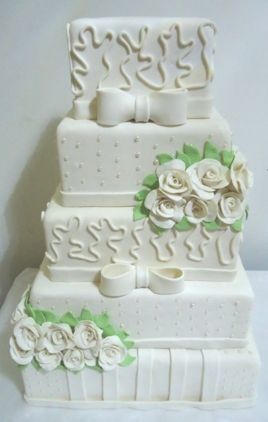 Bolo de casamento com 4 andares decorado