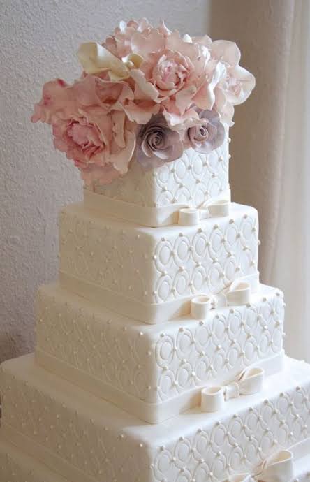 Bolo de casamento com 4 andares e flores