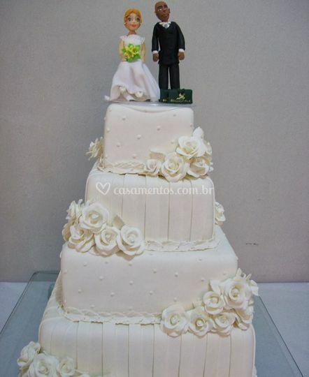 Bolo de casamento com 4 andares e topo