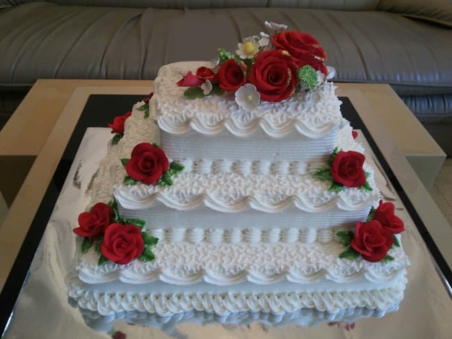 Bolo de casamento vermelho e branco com rosas