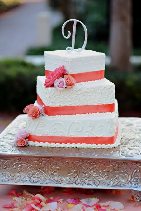 Bolo de casamento vermelho e branco simples