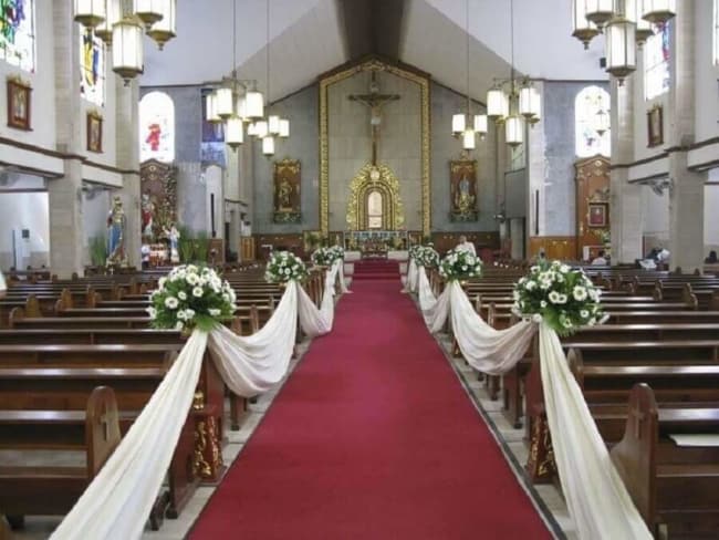 Casamento com tapete vermelho e tecido branco