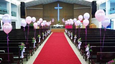 Casamento na igreja com decoração de balões