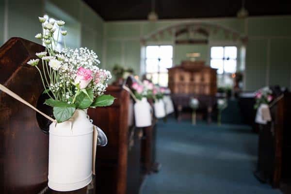 Flores em potes simples na igreja
