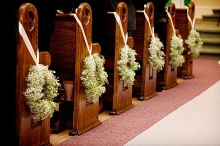 Guirlandas de flores nos bancos da igreja