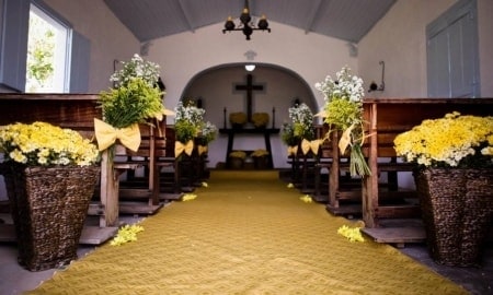 Igreja com cestos de vime para casamento