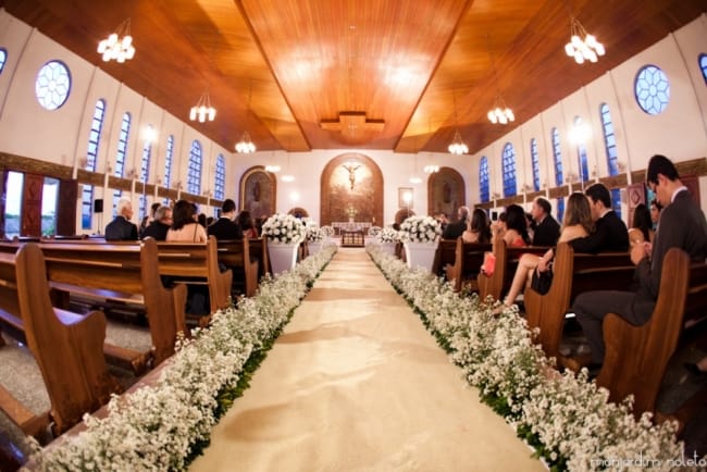 Igreja com decoração de flores brancas no chão