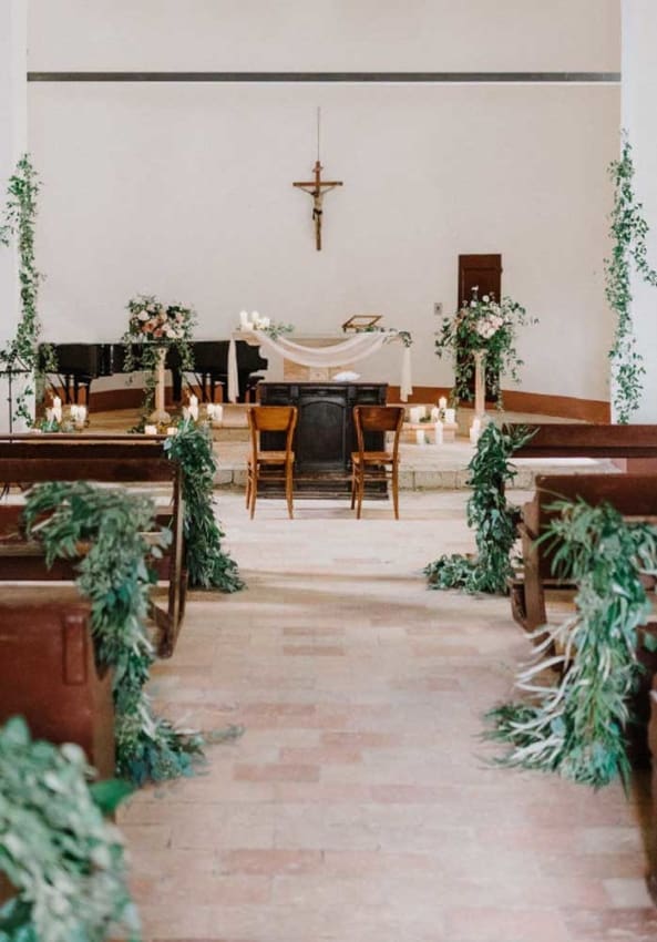 Igreja decorada com folhagens