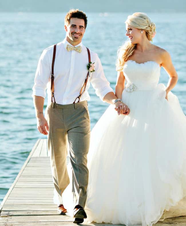 Noivo com suspensório em casamento praiano