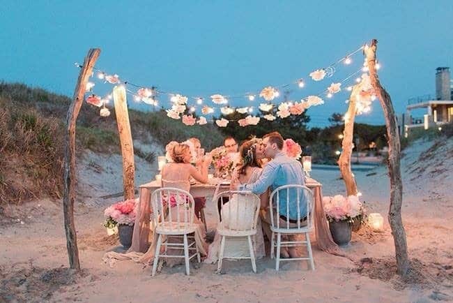 Recepção de casamento simples na praia