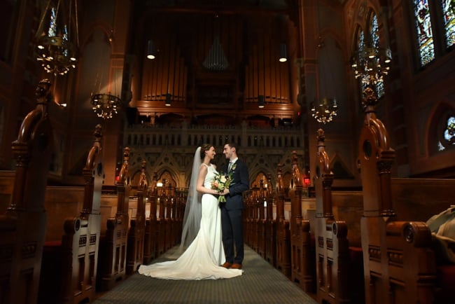 bela foto de casamento na igreja