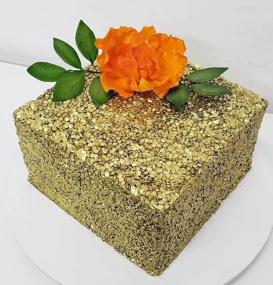 bolo dourado de casamento