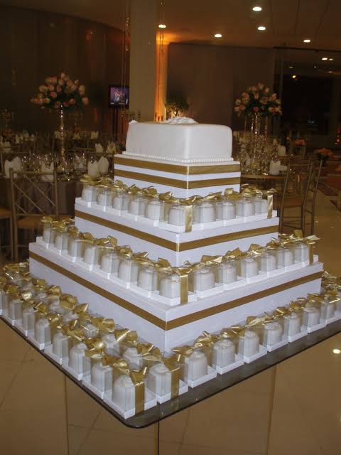 bolo quadrado de casamento dourado fake