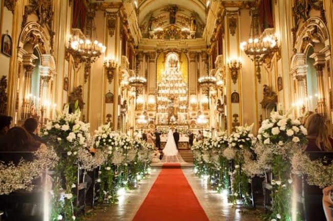 fotos de casamento na igreja decorada