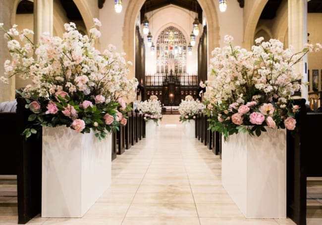 igreja decorada para casamento