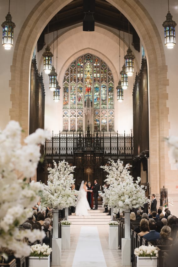 linda decor de casamento perfeito na igreja
