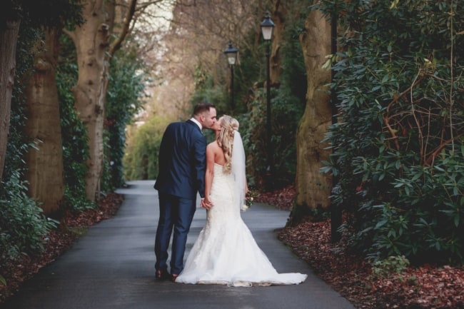 linda foto de casamento ao ar livre