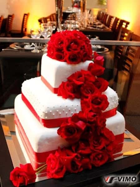 lindo Bolo de casamento vermelho e branco