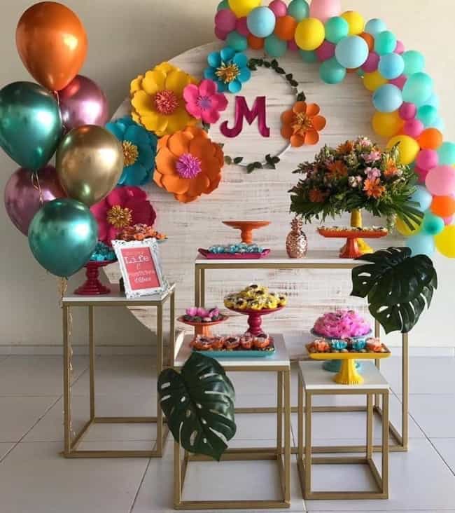decoração colorida e simples para 15 anos
