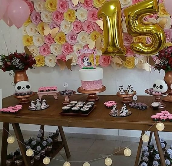 decoração com flores de papel em festa de 15 anos