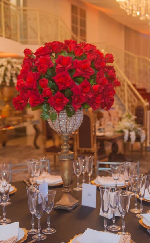 casamento decorado com rosas artificiais