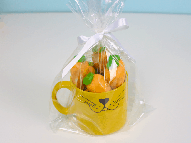 caneca de páscoa com cenourinhas