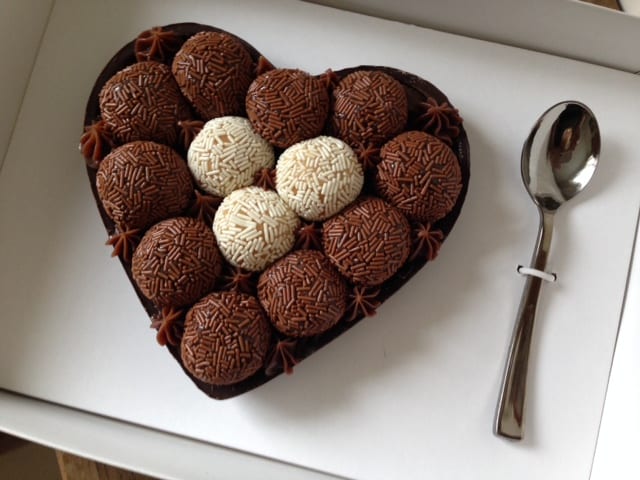 ovo de páscoa de coração com brigadeiros