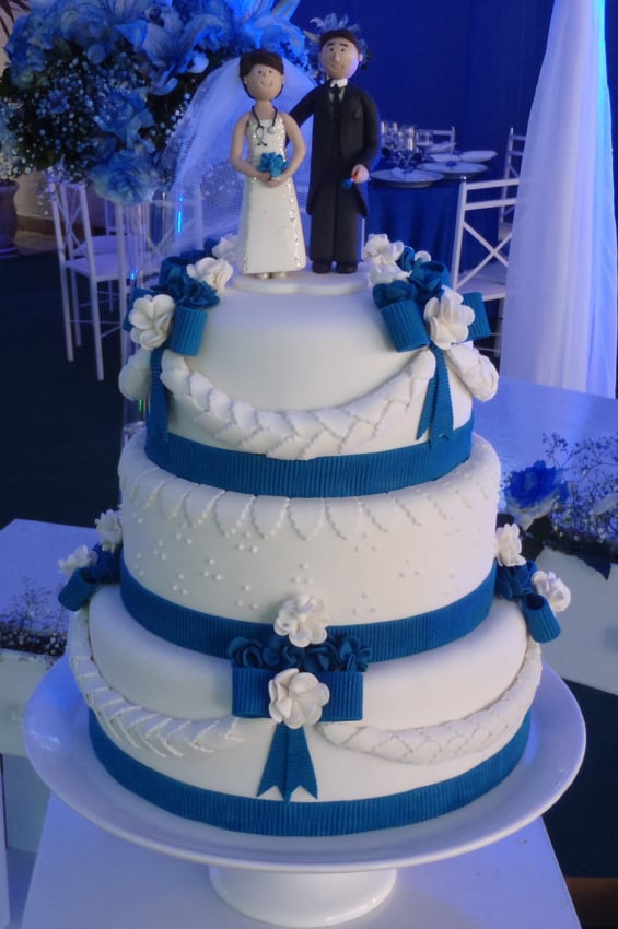 Bolo de casamento azul de tres andares