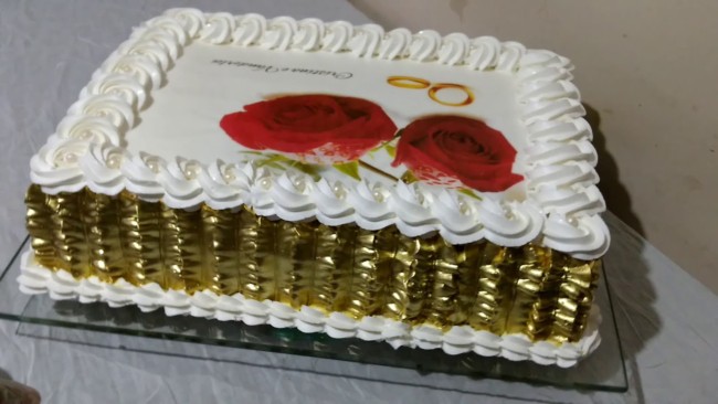 Bolo quadrado de noivado com rosas