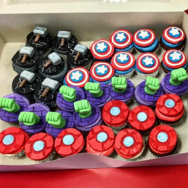 Cupcake Vingadores com topo decorado
