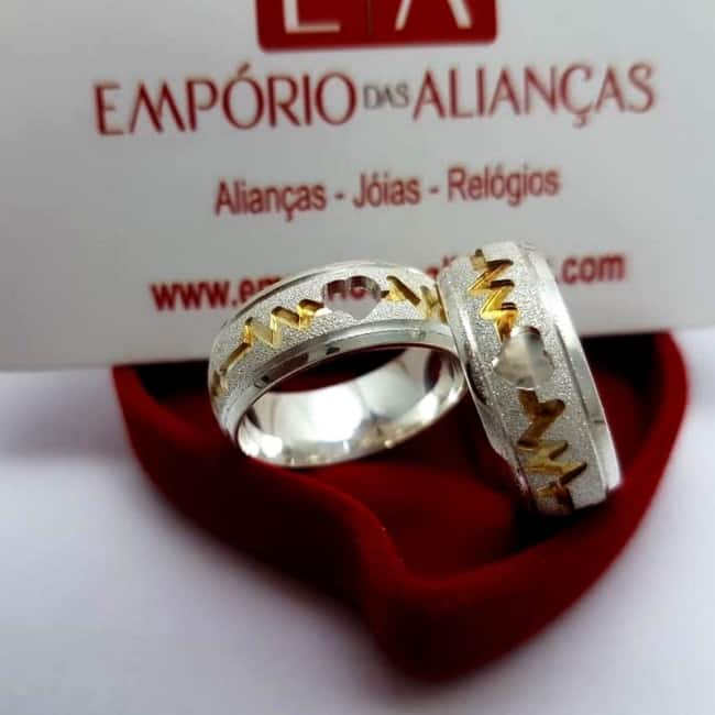 Fotos de alianças com coração decoradas