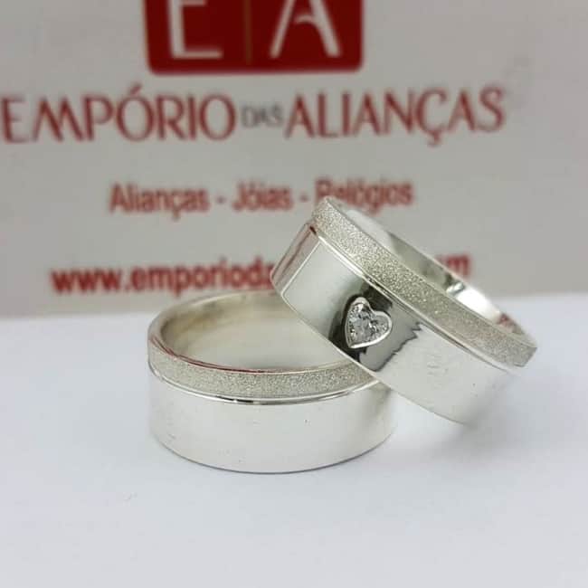 Fotos de alianças com coração prateadas
