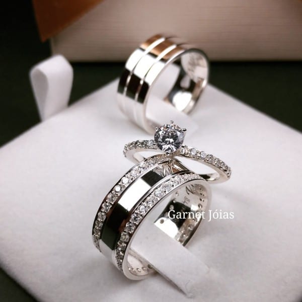 Fotos de alianças com pedrinhas prateadas