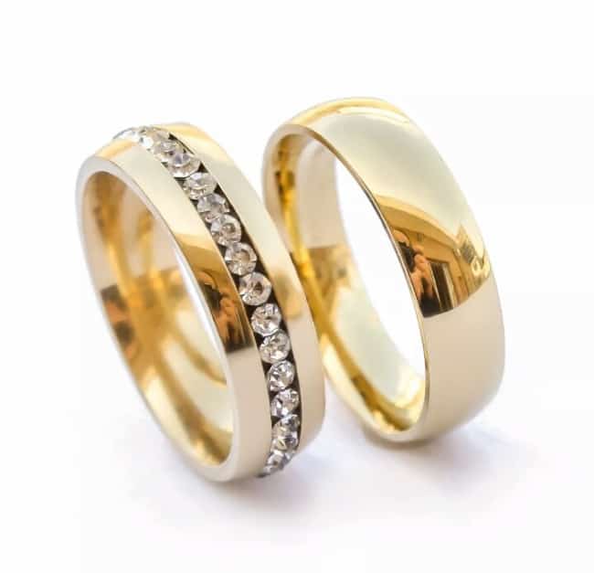 Fotos de alianças com pedrinhas